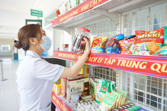 Ngay sau khi phát hiện siêu thị, 24 người hiện đang cách ly và kể cả các nhân viên y tế đang phục vụ tại đây đều rất thích thú, cùng nhau tiếp cận để sử dụng ngay.