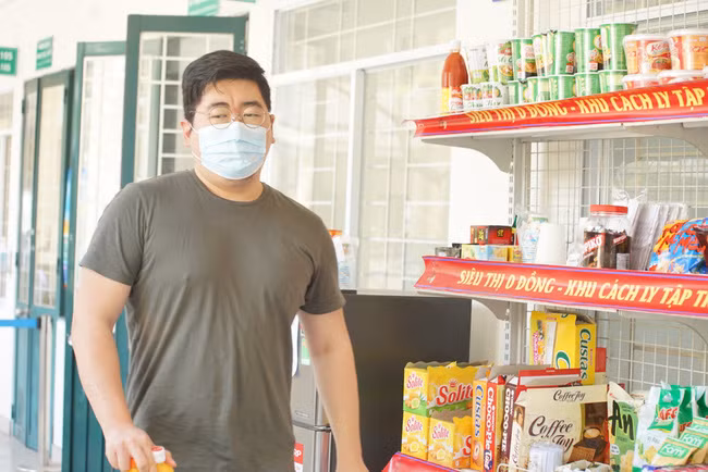 Theo bác sĩ Hoàng phục vụ tại trung tâm cách ly Cát Lái, dù tại khu cách ly mọi người đều được cấp suất ăn và chăm sóc sức khỏe cũng như các nhu cầu cơ bản miễn phí nhưng sẽ hơi bất tiện nếu muốn mua thêm gì khác. Do đó, ý tưởng "siêu thị 0 đồng" được ban quản lý và nhân viên y tế đưa ra sẽ giúp mọi người chủ động hơn, từ đó tạo tinh thần thoải mái và thuận lợi hơn trong việc cách ly phòng chống dịch.