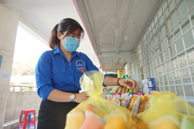 Nickname L.P.N bình luận: "Càng ngày càng thấy Việt Nam nhân đạo, công tác chống dịch cực tốt. Điều này đến từ việc quản lý của các cấp lãnh đạo. Hy vọng sẽ nhanh dập dịch".