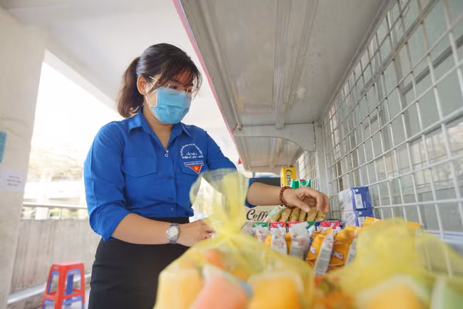 Nickname L.P.N bình luận: "Càng ngày càng thấy Việt Nam nhân đạo, công tác chống dịch cực tốt. Điều này đến từ việc quản lý của các cấp lãnh đạo. Hy vọng sẽ nhanh dập dịch".