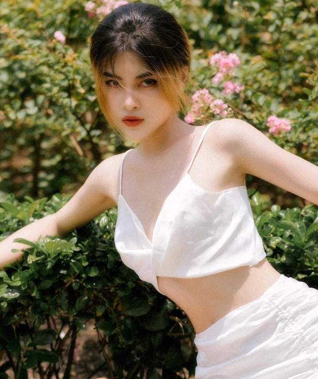 Thảo cho hay, cô từng bị mẹ la mắng vì đăng những bức hình gợi cảm lên mạng xã hội. Thậm chí, hàng xóm còn đồn thổi cô nàng không đứng đắn.