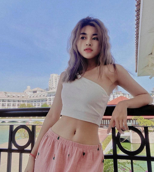 Không sở hữu vóc dáng phổng phao nhưng Tiểu Thảo vẫn gây chú ý bởi vẻ đẹp nữ tính, nhẹ nhàng, không kém phần cuốn hút.