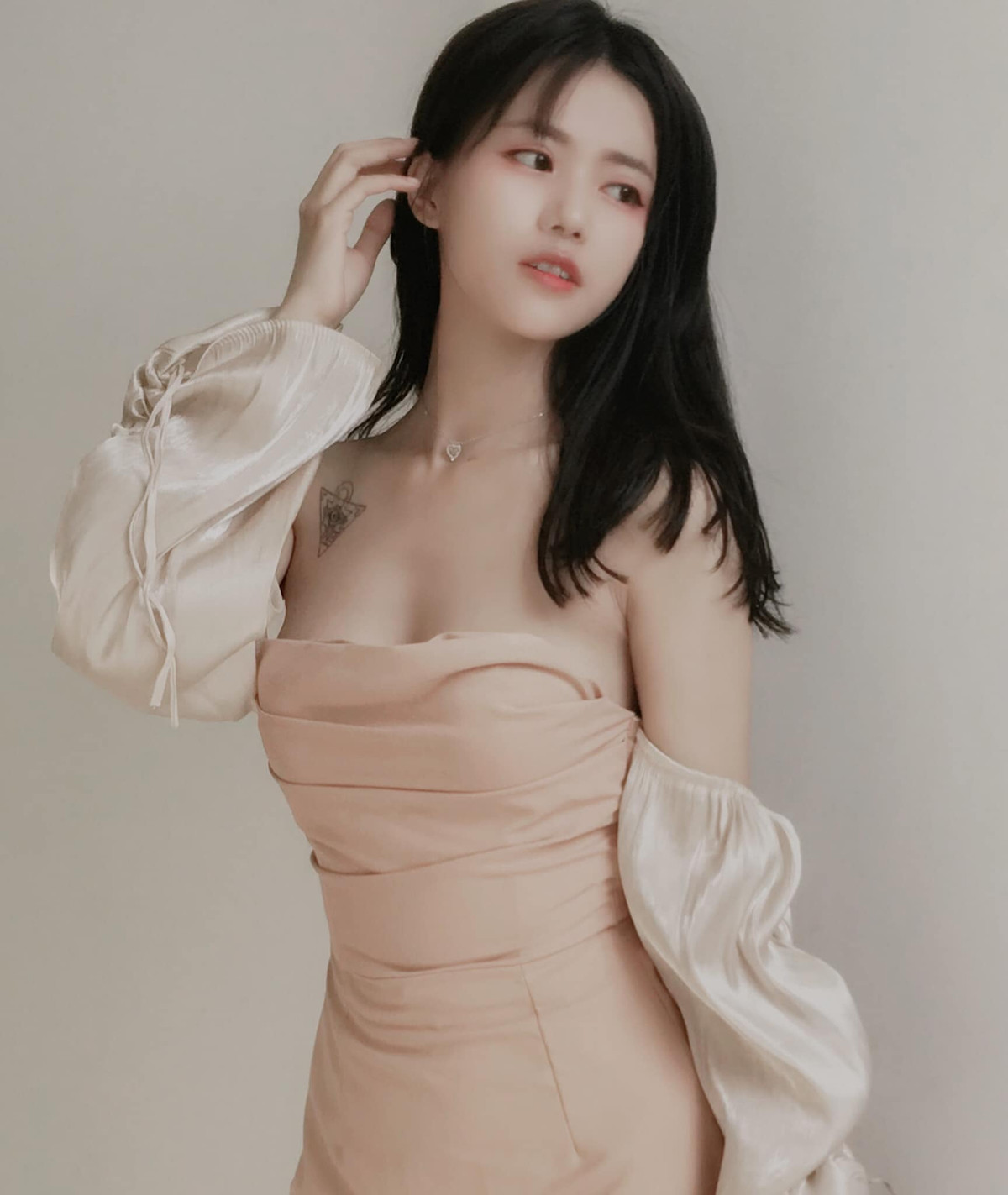 Trong buổi phát sóng gần đây, YuGi muốn thay đổi hình tượng nên đã cosplay bộ đồ hầu gái lên sóng. Khi vừa định kéo áo khoác để khoe bộ trang phục quyến rũ này, thì khán giả của cô nàng đồng loạt yêu cầu nữ streamer kéo khóa áo lên.