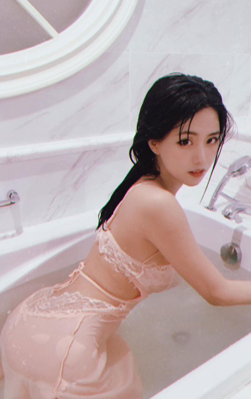 Trước khi nhuộm tóc hồng rực, YuGi sở hữu mái tóc dài thẳng, cùng body thon gọn hút mắt nhìn