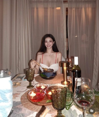 Với ưu điểm ngoại hình của mình, Huang Lin tận dụng tối đa những mẫu váy quây, cúp ngực, váy 2 dây để tăng thêm độ gợi cảm.