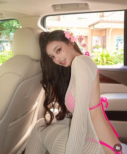 Huang Lin lựa chọn mẫu váy lưới mix cùng bikini màu hồng rực. Điểm nhấn của thiết kế hở mạn sườn chính là chi tiết cut out khá lớn sau lưng, giúp người mặc khoe được trọn võng lưng ong nuột nà.