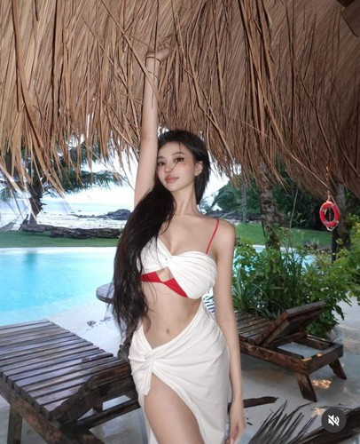 Trang phục dáng suông, chiết eo không chỉ giúp Huang Lin khoe được vòng 1 đầy đặn mà còn làm nổi bật được vòng eo "con kiến" và bờ vai mảnh mai.