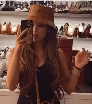 Mới đây, dân tình được phen so sánh rich kid Tiên Nguyễn trong ảnh tự đăng với clip do anh trai Phillip quay lén.