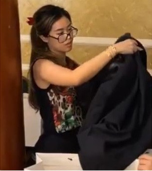 Cụ thể, Tiên Nguyễn tổ chức một garage sale đồ hiệu nên anh Phillip đã đến ủng hộ em gái, không quên quay trộm em gái rồi up lên story.