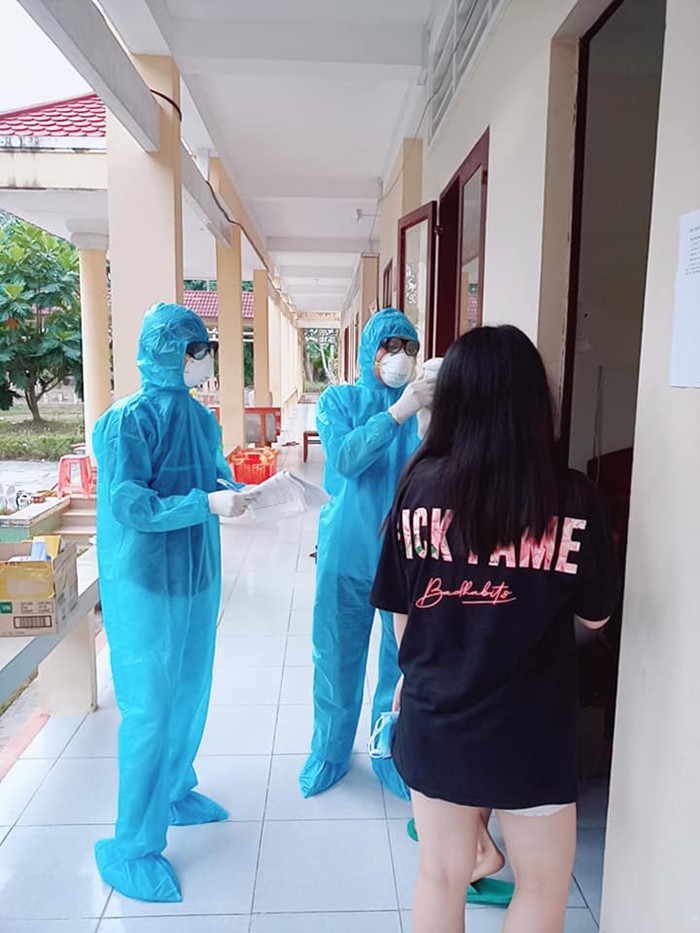 Mỗi ngày Lệ Quyên được đo thân nhiệt tới 2 lần. Khẩu trang mỗi ngày phát 2 chiếc, nước rửa tay khô 1 tuần phát 3 lần cùng những đồ dùng nhu yếu phẩm khác như xà phòng tắm, bàn chải đánh răng, dầu gội đầu, nước súc miệng v.v.