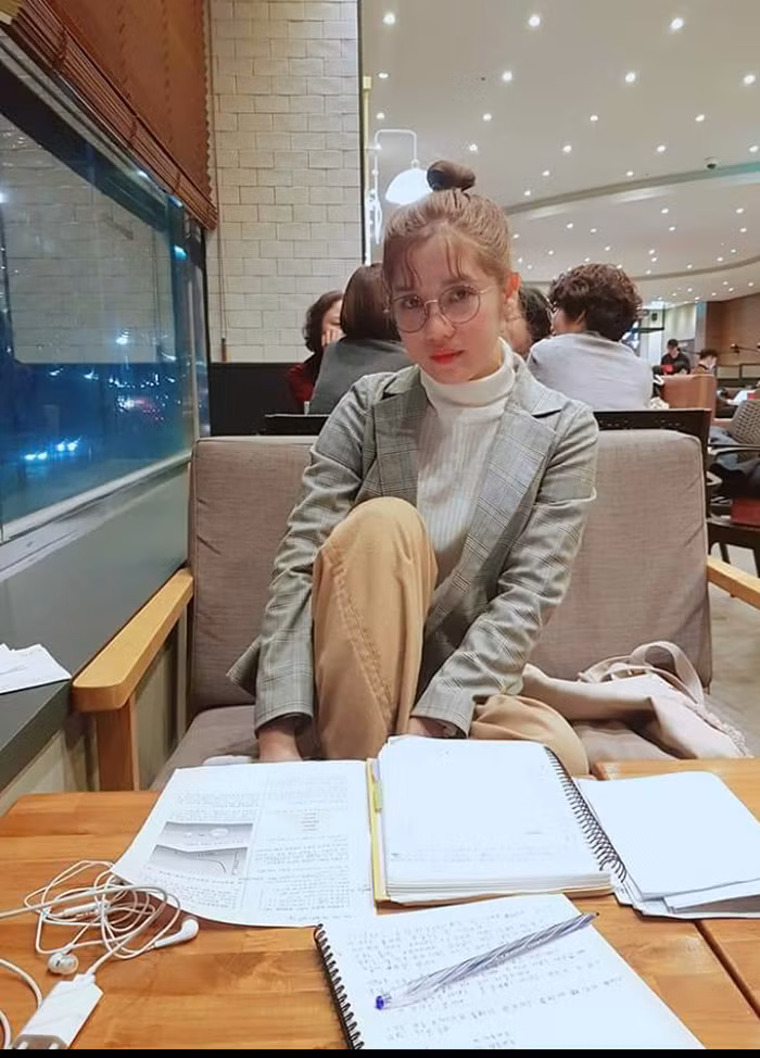 Là một trong những du học sinh trở về từ Hàn Quốc để tránh dịch Covid-19, Nguyễn Thị Lệ Quyên (sinh năm 1993) cùng với những người khác bước vào hành trình 14 ngày cách ly.