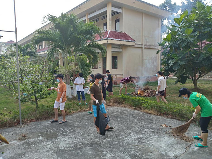 Dù trong khu cách ly dịch Covid-19 nhưng ngày 8/3 vừa rồi, Lệ Quyên cùng những chị em phái nữ vẫn được đón tiệc tươm tất, chu đáo và đầy ý nghĩa. Cô khẳng định "được cách ly là 1 điều may mắn", bởi cuộc sống những ngày qua thoải mái và vui vẻ đến nỗi nhiều người còn mong muốn và nếu được ở thêm 15 ngày nữa cho đủ 1 tháng, nữ du học sinh này cũng vui lòng.