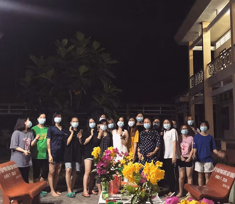 Cùng chung tay chặn đứng dịch bệnh COVID-19: Bộ Y tế khuyến cáo người dân chủ động, tích cực thực hiện các biện pháp: thường xuyên rửa tay bằng xà phòng dưới vòi nước chảy hoặc rửa tay bằng dung dịch rửa tay có cồn; che miệng, mũi khi ho, hắt hơi bằng khăn giấy hoặc khủy tay áo; tránh đưa tay lên mắt, mũi miệng; hạn chế tiếp xúc gần trong khoảng cách 1m với người có biểu hiện sốt, ho, khó thở; thường xuyên lau chùi vật dụng bằng chất tẩy rửa thông thường; đeo khẩu trang khi đến nơi công cộng, trên các phương tiện giao thông. Người dân không đi du lịch đến các nước, khu vực đang có dịch COVID-19. Clip Du khách Nhật nhiễm Covid-19 đi trên chuyến bay của Vietnam Airlines - Nguồn: VTC14