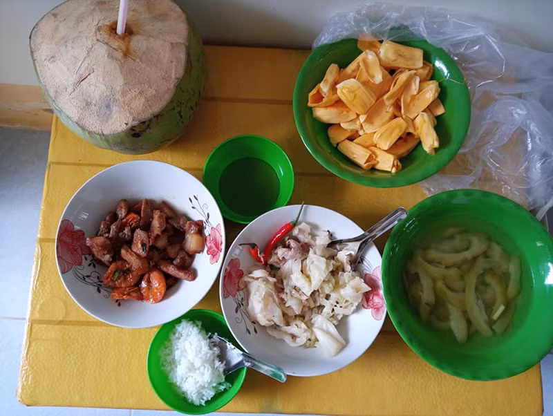 Chia sẻ trên trang cá nhân, Lệ Quyên cho biết cuộc sống không máy lạnh, không tủ lạnh, không máy giặt,... hóa ra lại là một điều may mắn. Xung quanh rậm rạp cây cối, thùng trữ đá luôn sẵn sàng, hồ dự trữ nước ngọt có ngay trong khu, thành ra lại tạo nên một nhịp sống đơn giản, bình yên không bộn bề cho cô nàng cùng những người khác.