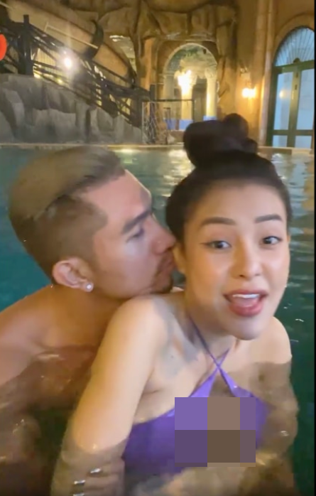Cụ thể, trên trang cá nhân, bạn trai Ngân 98 không ngần ngại chia sẻ đoạn livestream ghi lại cảnh cặp đôi "chú - cháu"cùng nhau tắm hồ bơi và có những cử chỉ thân mật.