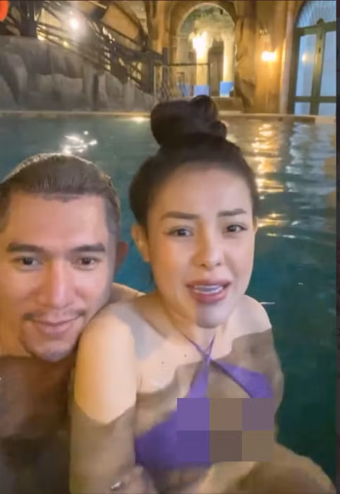 Mới đây, hot girl Ngân 98 và bạn trai đã có mặt tại Đà Nẵng để cùng nhau đón Giáng sinh sớm và tại đây dân tình chú ý tới một chi tiết.