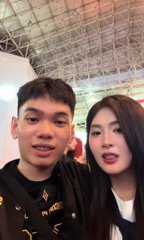 Trong khi đó, đăng tải những hình ảnh tình tứ bên bạn gái giấu mặt, game thủ Fish cũng khiến dân mạng xôn xao.