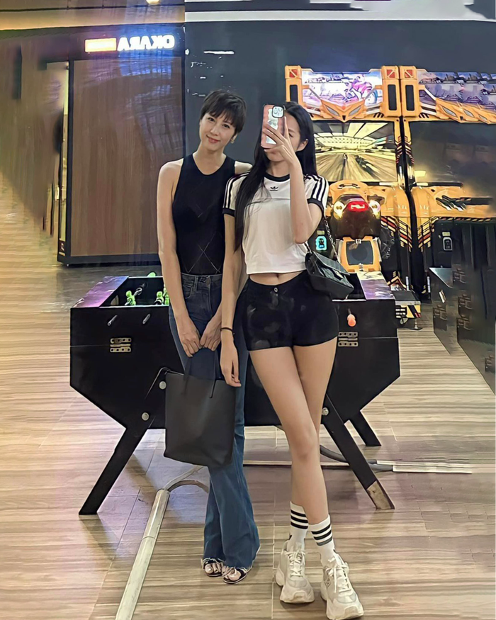 Trong ảnh, phong cách áo tank-top cùng quần jeans ống loe được cô Mai Đoàn sử dụng, đây là một trong những món đồ khó tìm thấy ở cách ăn mặc của phụ nữ trên 40 tuổi.