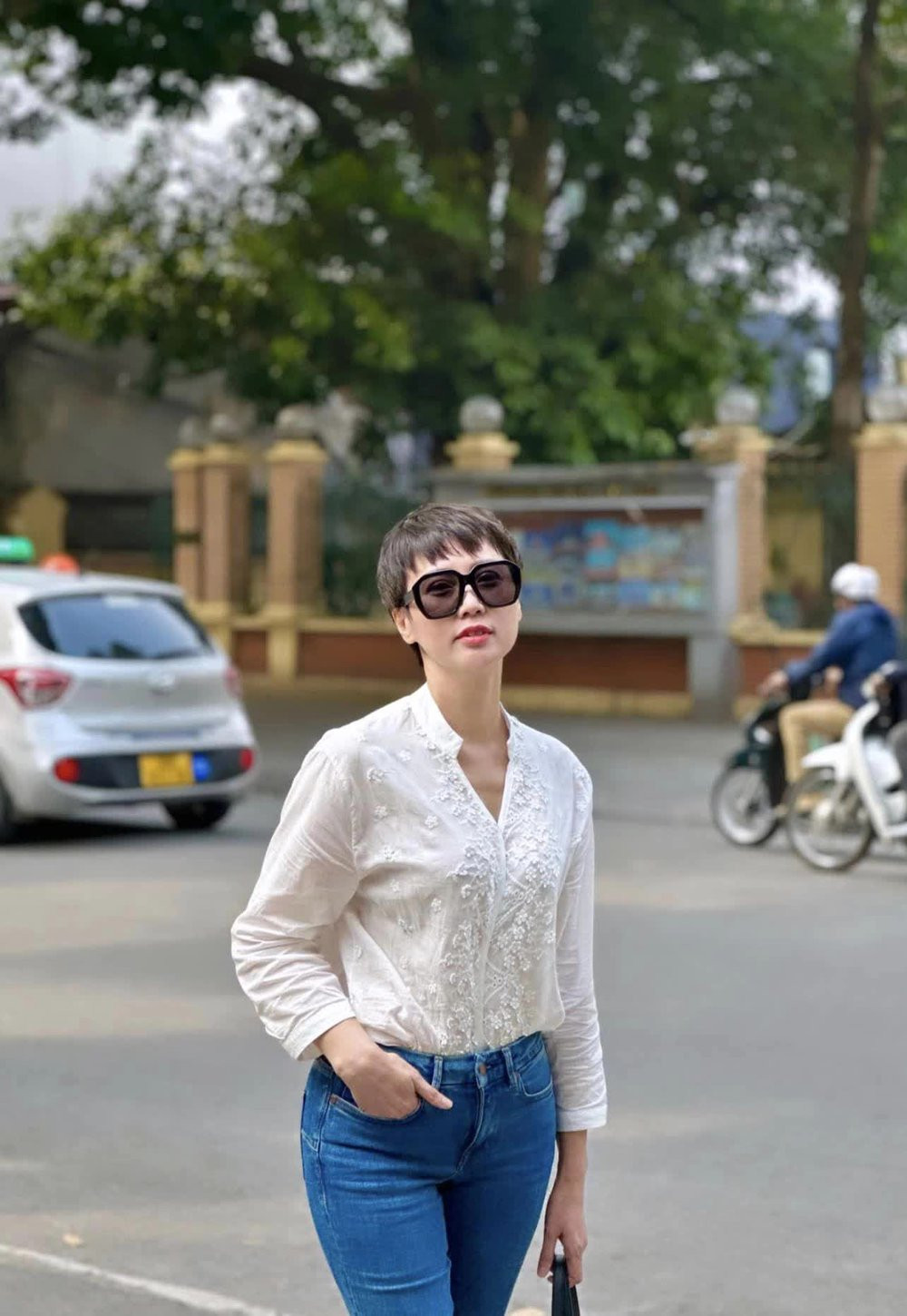 Bên cạnh đó, mẹ vợ Đoàn Văn Hậu còn chi mạnh tay để mua hàng hiệu cho bản thân lẫn "con gái cưng". Những thương hiệu như Louis Vuiton hay Dior của cô Mai Đoàn khiến khán giả phải trầm trồ với độ sang chảnh.