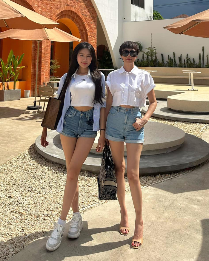 Mẹ vợ Đoàn Văn Hậu ưa chuộng những bộ cánh bó sát khoe đường cong khi ra đường.