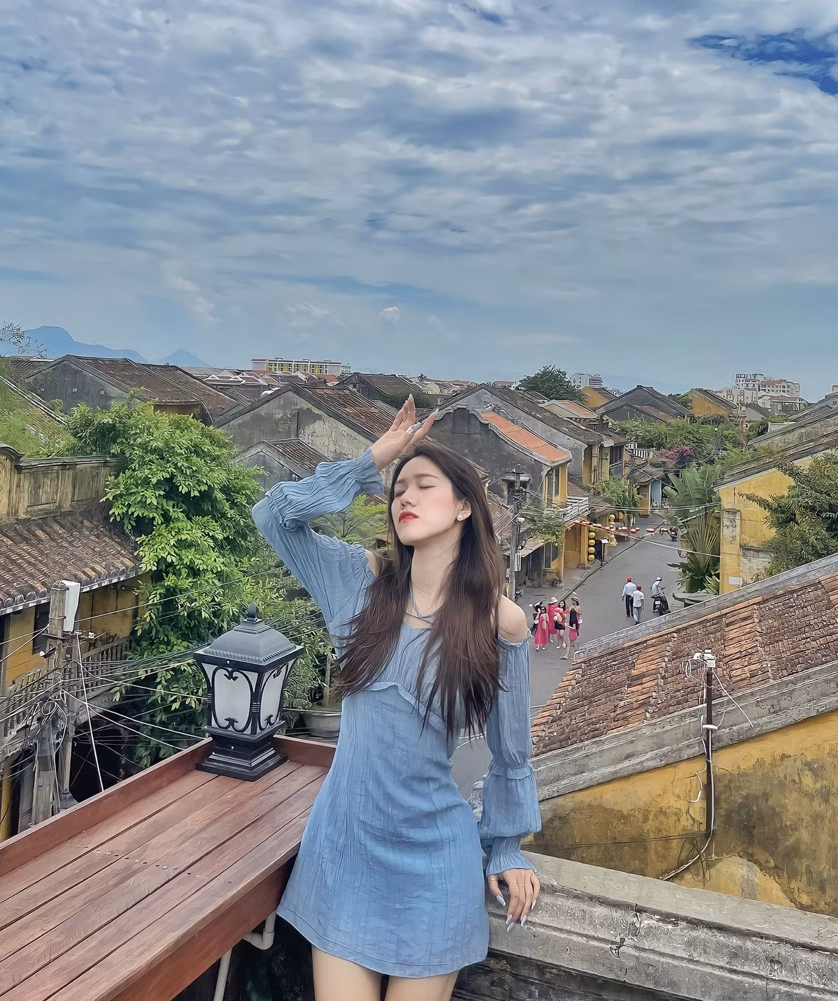 Bên cạnh đó, do vừa tốt nghiệp chuyên ngành Truyền thông Quốc tế không lâu và hiện đang làm việc tại một công ty truyền thông nên Mai Hương vẫn muốn dành thời gian để học hỏi thêm về ngành. Vì vậy, tuy không thể dành toàn bộ thời gian cho TikTok nhưng hiện tại cô vẫn đang cố gắng cân bằng giữa hai công việc và vẫn sẽ hoạt động thật chăm chỉ trên nền tảng này.