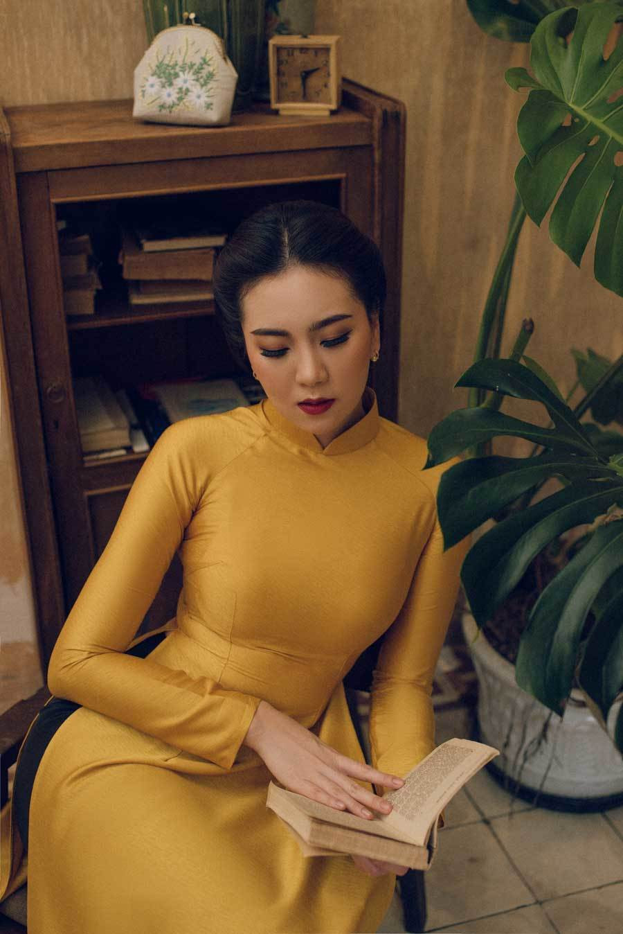 Vốn thân thiết với Dũng Nguyễn nhiều năm nay nên trong nhiều sự kiện cần xuất hiện trang trọng, Mai Ngọc luôn chọn thiết kế áo dài của NTK này.