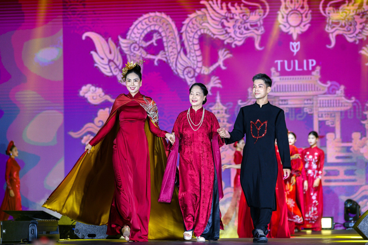 Mai Ngọc và NSND Như Quỳnh được chọn làm 2 vedette của show thời trang áo dài trong Festival Thu Hà Nội diễn ra vào tối ngày 30/9 tại Phố đi bộ Hồ Gươm.