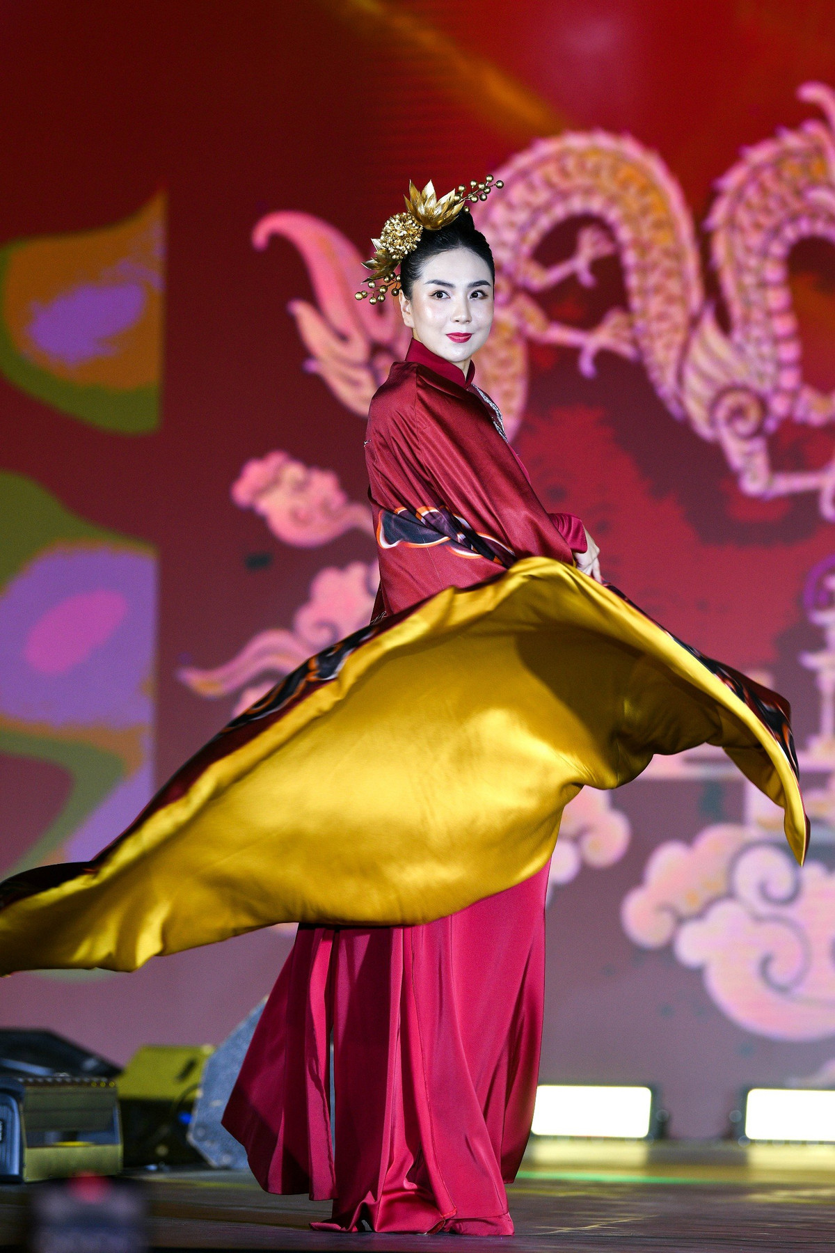 Diện lên mình bộ áo dài truyền thống và khoác ngoài là chiếc áo dài có họa tiết thêu rồng vàng, Mai Ngọc xuất hiện ở phần cuối màn trình diễn khiến ai nấy phải khen hết lời.