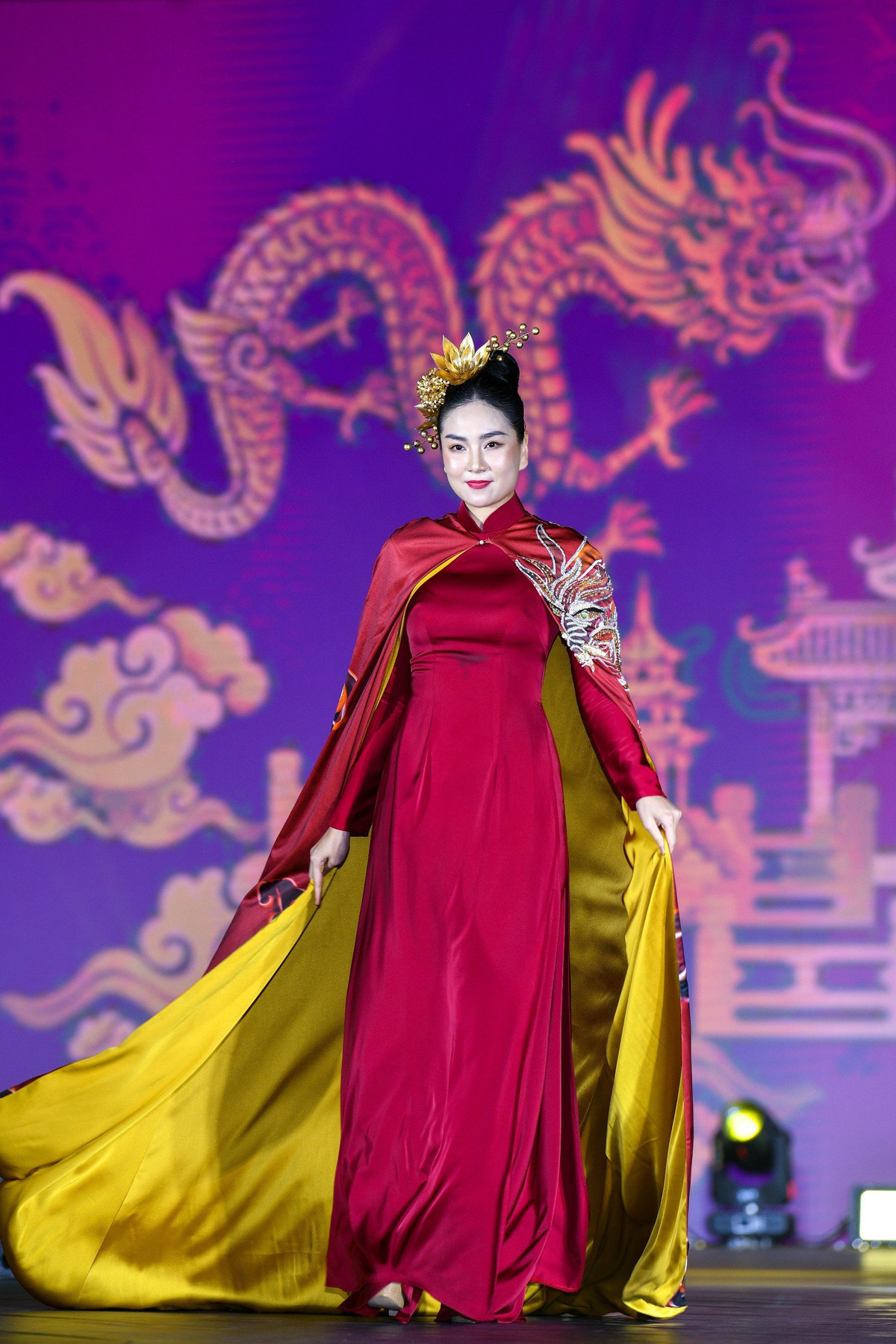 Tối 30/9, trong khuôn khổ Festival Thu Hà Nội, show trình diễn áo dái từ truyền thống đã diễn ra và thu hút được sự chú ý của nhiều người. Trong đó, khán giả phải trầm trồ trước nhan sắc của nữ “MC đẹp nhất VTV” - Nguyễn Mai Ngọc.