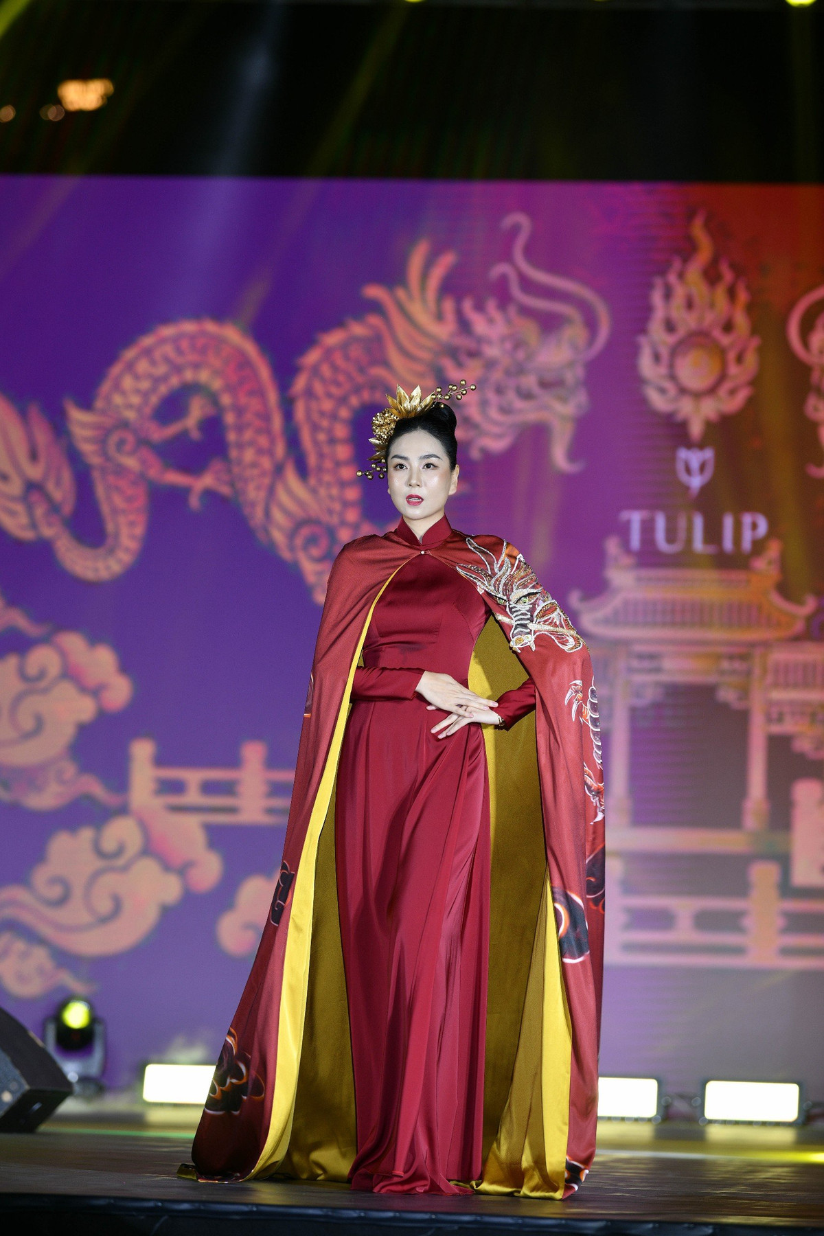 Xuất hiện trong show thời trang áo dài với vai trò vedette, Mai Ngọc đã khiến không ít người phải trầm trồ khi khoe visual đỉnh cao từ khuôn mặt thần thái cho đến body miễn chê.