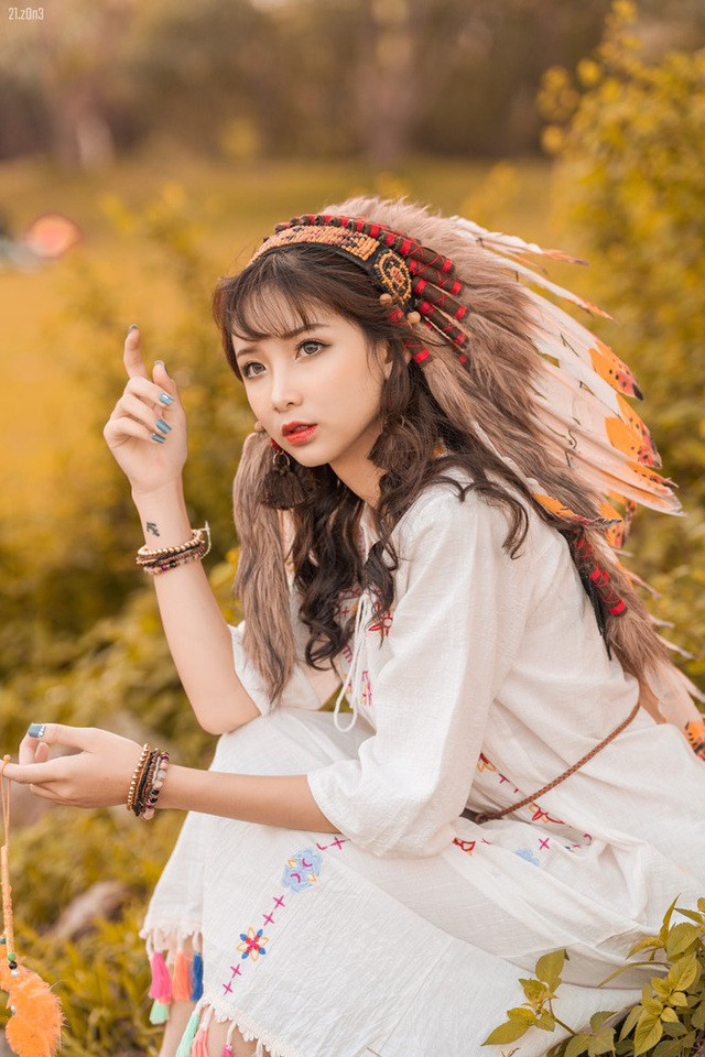 Xuất hiện trong khung hình, Phương Thảo diện lên chiếc váy theo phong cách Bohemian cùng chiếc mũ thổ dân cực chất.