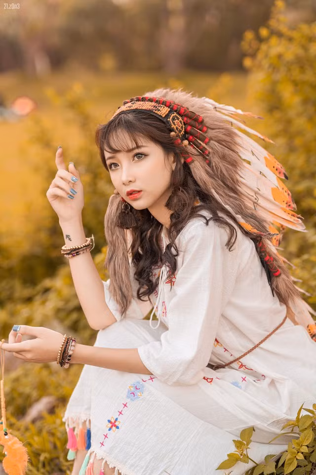 Xuất hiện trong khung hình, Phương Thảo diện lên chiếc váy theo phong cách Bohemian cùng chiếc mũ thổ dân cực chất.