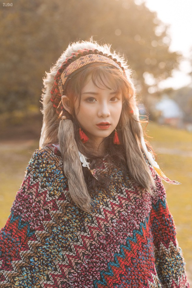 Không chỉ đơn giản là chiếc váy hay chiếc mũ lông, những trang phục khác trong bộ ảnh thổ dân của Phương Thảo còn được cô bạn chuẩn bị khá kĩ lưỡng.