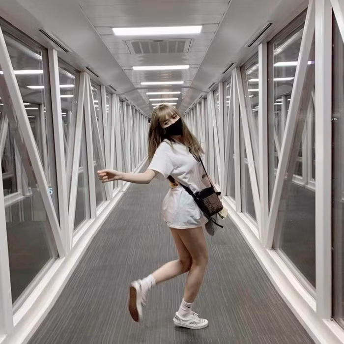 Trang phục giấu quần giờ đây không còn quá xa lạ. Thời gian qua, Thiều Bảo Trâm - bạn gái Sơn Tùng M-TP chính là cái tên thường xuyên xuất hiện với mốt thời trang quyến rũ trên.