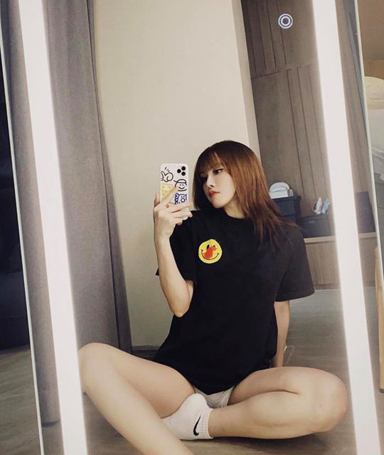 Bộ outfit của ca sĩ Thiều Bảo Trâm trông có vẻ đơn giản, dễ phối dễ mặc nhưng nhờ vóc dáng hoàn hảo và thần thái nổi bật của cô nàng lại càng làm tăng thêm phần thu hút. Tuy nhiên dáng ngồi của bạn gái Sơn Tùng M-TP lại trở thành vấn đề bàn tán của dân mạng.