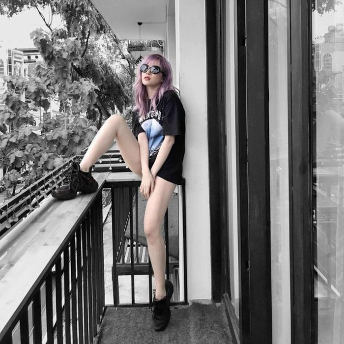 Trong bức ảnh cách đây chưa lâu, Thiều Bảo Trâm diện set đồ full đen cũng gây ấn tượng mạnh mẽ nhưng cách cô nàng tạo dáng cũng khiến nhiều người hiểu nhầm.