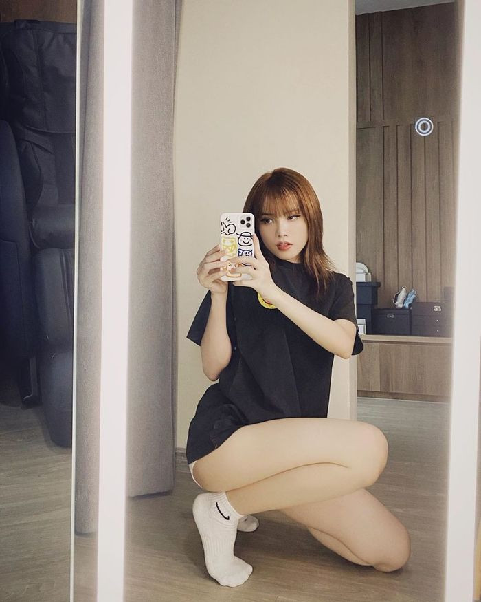 Mới đây, Thiều Bảo Trâm đã đăng tải những hình ảnh mới nhất của mình trên Instagram. Nữ ca sĩ khoe vẻ đẹp khỏe khoắn, năng động trong set đồ bao gồm áo phông đen đơn giản và quần short, được mặc theo style giấu quần.