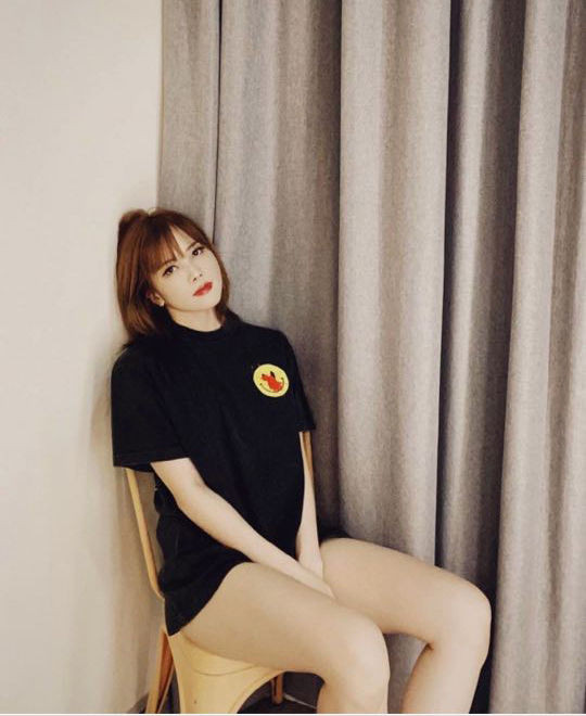 Theo nhận xét của nhiều người, với thời trang giấu quần, Thiều Bảo Trâm khoe được sự trẻ trung, năng động đồng thời còn giúp cô nàng "show" đôi chân thon dài, nuột nà.