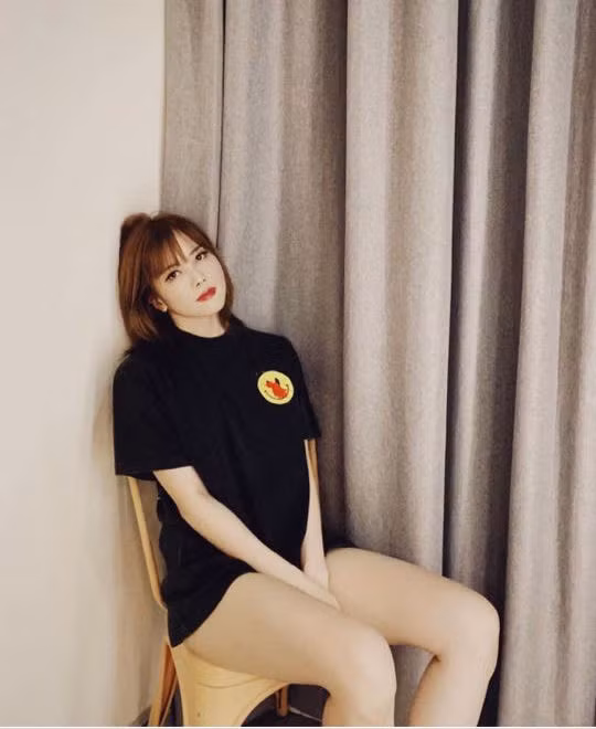 Theo nhận xét của nhiều người, với thời trang giấu quần, Thiều Bảo Trâm khoe được sự trẻ trung, năng động đồng thời còn giúp cô nàng "show" đôi chân thon dài, nuột nà.