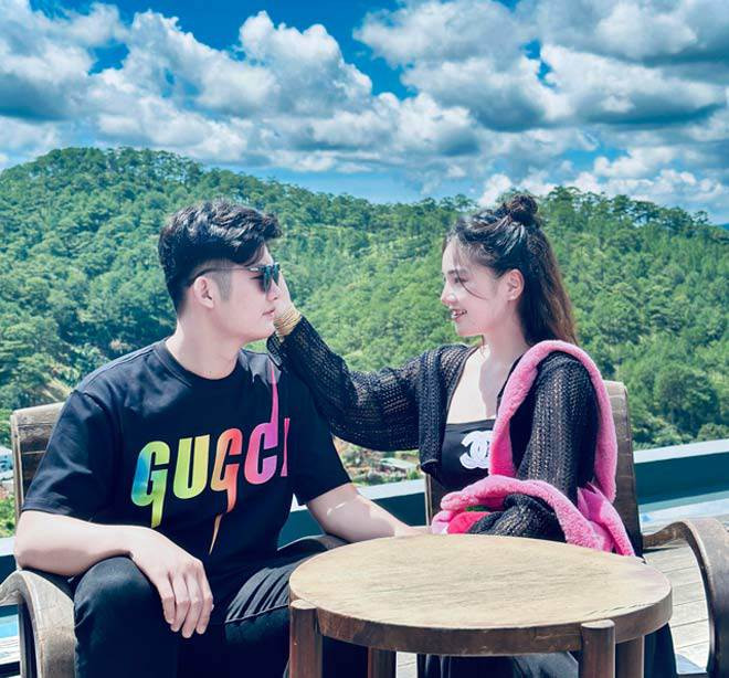 Quốc Anh chuẩn bị bữa tiệc lãng mạn với nến và hoa, nhắn nhủ với vợ những lời ngọt ngào nhân dịp đặc biệt. Ngoài ra, anh còn tặng vợ một chiếc nhẫn kim cương lấp lánh, giá trị.