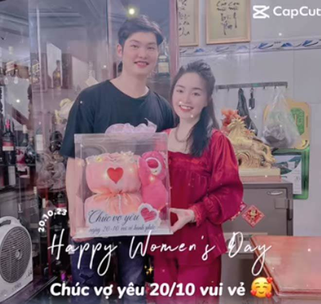 Gây chú ý không kém là nhan sắc xinh như mộng của cô dâu trẻ. Gương mặt bầu bĩnh, nụ cười duyên dáng, cô dâu Huỳnh Như rạng rỡ trong mỗi khung hình.