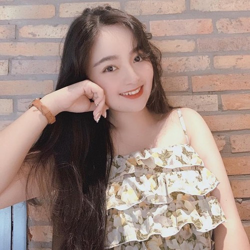 Huỳnh Như chia sẻ: “Kỷ niệm 1 năm ngày cưới. Cảm ơn chồng đã chăm sóc vợ 1 năm qua. Mong vợ chồng mình mãi yêu thương nhau và quan trọng là năm sau viên to hơn nha chồng”.