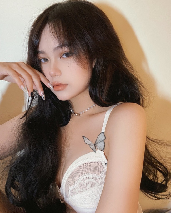 Không khó để nhận ra Anh Thư cũng sở hữu đặc điểm vóc dáng đáng mơ ước là vòng 1 đầy đặn.