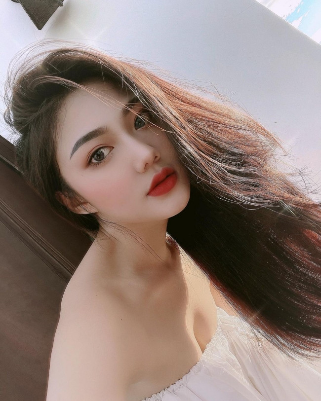 Triệu Vy từng được chú ý sau khi hình ảnh cô mặc áo dài nữ sinh được nhắc đến nhiều trên mạng xã hội.