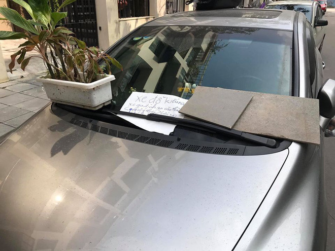 Hành vi đỗ ô tô thiếu ý thức của tài xế đã nhận rất nhiều lời chỉ trích. Sau khi quay trở lại, tài xế hẳn sẽ vô cùng ngạc nhiên khi mình bỗng nhận được rất nhiều "quà" là những túi rác treo bên cánh cửa, là chậu cây cảnh đã héo trên nắp capo. Ngoài ra, tài xế còn nhận thêm được tấm biển ghi những lời chỉ trích vì hành vi đỗ xe của mình.