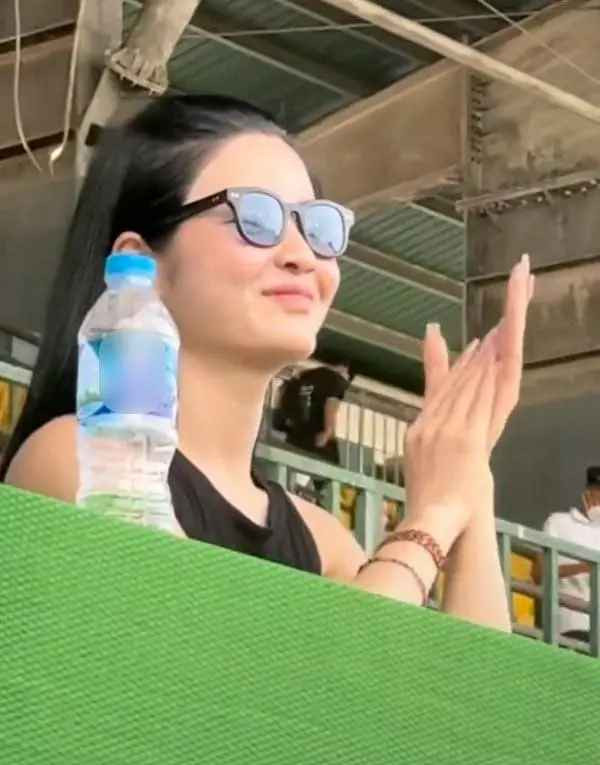 Bởi vậy, cả tá bình luận mang tính cà khịa: "Ôi, ước gì chị cũng được làm người yêu Quang Hải", "Xe Quang Hải mua cho à chị", "Chị nghèo quá, ngồi Bentley xách túi Hermes mà vẫn than nghèo",... để dưới bài đăng.