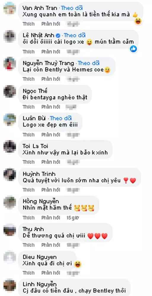 Khoảnh khắc ghi lại, cô diện chiếc kiểu dáng crop-top gợi cảm, tóc xõa dài, ngồi trong chiếc xế hộp bạc tỷ.