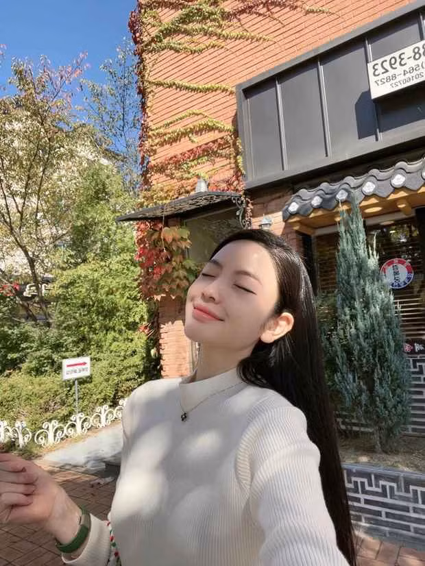 Cũng là selfie nhưng so với tấm hình bên phải cô chụp cách hơn 10 ngày trước, Chu Thanh Huyền hiện tại đang dùng app lố tay?