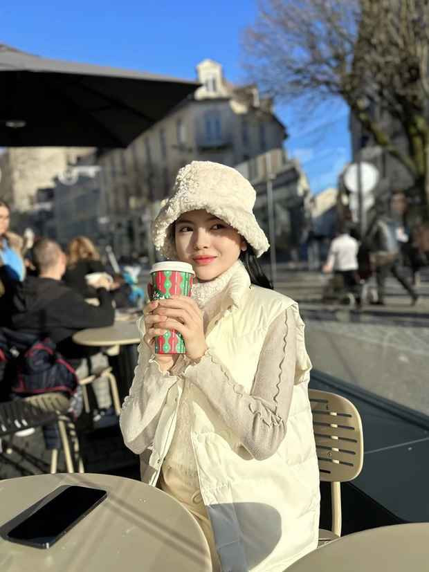 Ngoài nhan sắc, Chu Thanh Huyền còn được nhiều người ngưỡng mộ khi thấy Quang Hải chiều chuộng, vừa chịu chi vừa giúp vợ làm việc nhà.