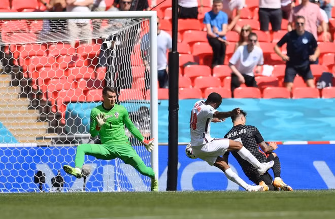 Sang hiệp 2, thế trận vẫn diễn ra cân bằng. Tuy nhiên, trong một tình huống tấn công phút 57, Phillips có pha chọc khe tuyệt hay để Sterling băng xuống dứt điểm khéo léo mở số trận đấu.